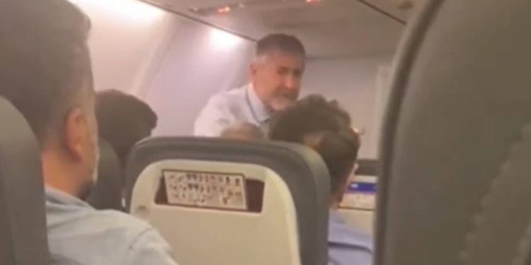 Bakan Nebati ile uçakta bekleyen yolcular ortasındaki tartışmaya ilişkin yeni manzaralar çıktı: Her vakit uçağa en son bakan biner