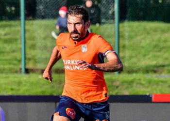 Başakşehir, Şener Özbayraklı ile 1 yıllık kontrat imzaladı