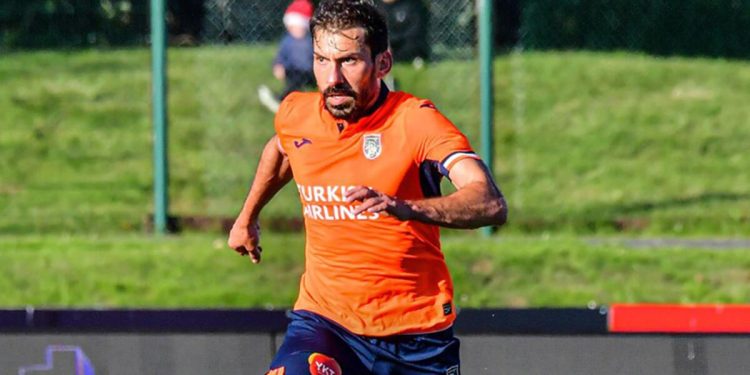 Başakşehir, Şener Özbayraklı ile 1 yıllık kontrat imzaladı