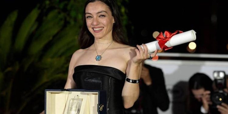 Bayan Oyunculardan Dizdar’a Dayanak İletisi