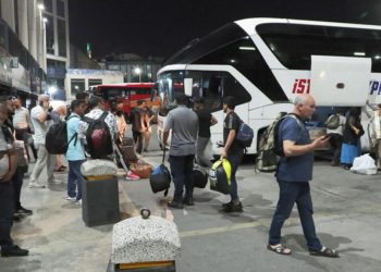 Bayram tatili öncesi otogarda akşam yoğunluğu