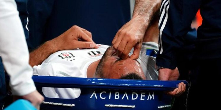 Beşiktaş’ta Cenk Tosun şanssız sakatlık yaşadı