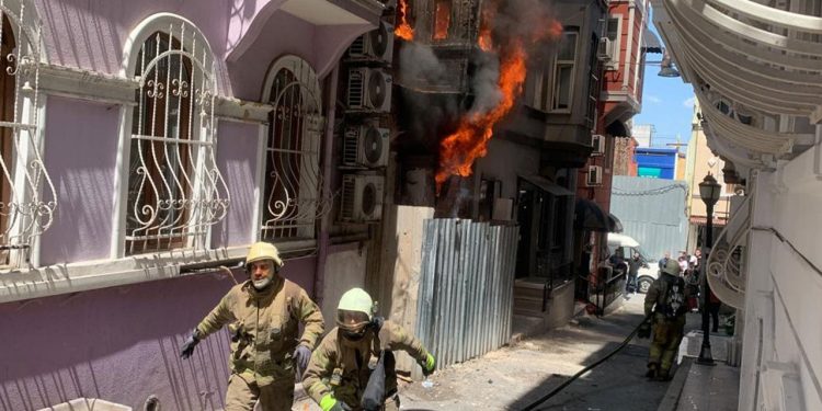 Beyoğlu’nda Yangın Paniği