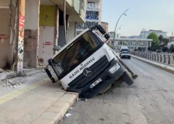 Bir anda yol çöktü, içine devrildi