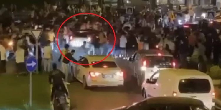 Bursa’da Araba Kutlama Yapan Taraftarların Ortasına Daldı