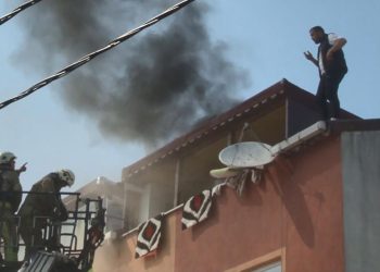 Çatıda Can Pazarı: Elinde Sigarasıyla Kurtarılmayı Bekledi