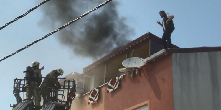 Çatıda Can Pazarı: Elinde Sigarasıyla Kurtarılmayı Bekledi