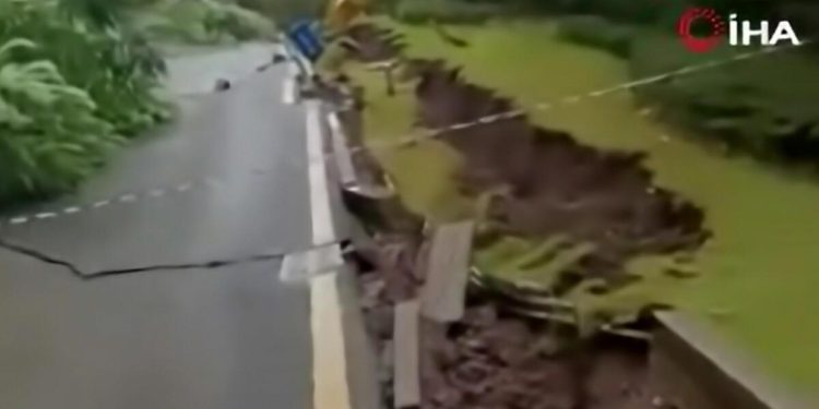 Çin’de yollarda yarık oluştu: 3 binden fazla kişi tahliye edildi