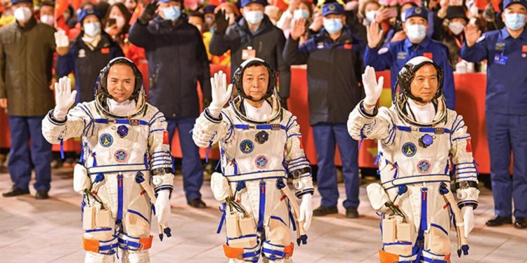 Çinli astronotlar 6 ay sonra dünyaya döndü