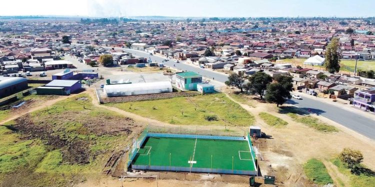 Cips paketinden futbol alanı