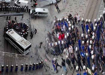 Cumartesi Anneleri’ne Aykırı Kelepçeli Gözaltı!