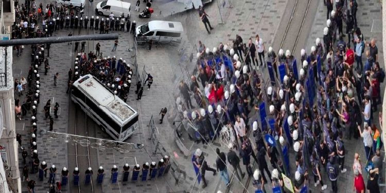 Cumartesi Anneleri’ne Aykırı Kelepçeli Gözaltı!