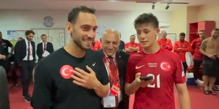 Cumhurbaşkanı Erdoğan ulusal futbolcuları telefonla arayarak tebrik etti