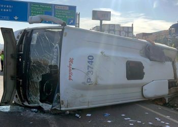 Emekçi servisi TIR’a çarpıp devrildi: Çok sayıda yaralı