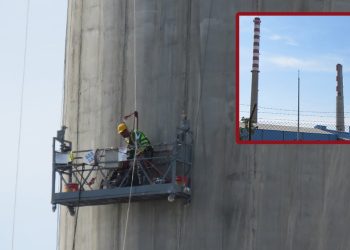 Endişe dolu anlar: 2 personel halatı kopan asma iskelede mahsur kaldı… O imajlar