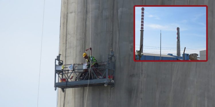 Endişe dolu anlar: 2 personel halatı kopan asma iskelede mahsur kaldı… O imajlar