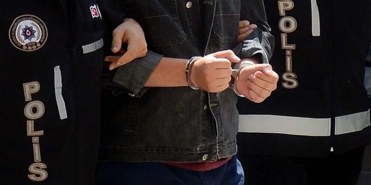 Erdoğan tezahüratı nedeniyle satış yapmadığı öne sürülen esnafa gözaltı