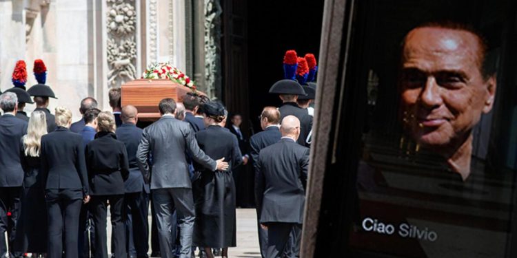 Eski İtalya Başbakanı Berlusconi son seyahatine uğurlanıyor