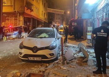 Faciadan dönüldü: Balkon çöktü kopan beton modülleri arabanın üzerine düştü