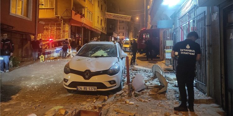 Faciadan dönüldü: Balkon çöktü kopan beton modülleri arabanın üzerine düştü
