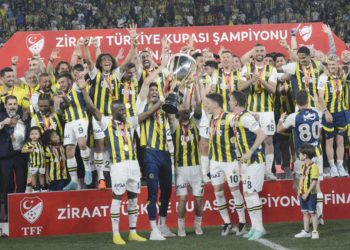 Fenerbahçe 5 yıldızlı formalarla seremoniye çıktı