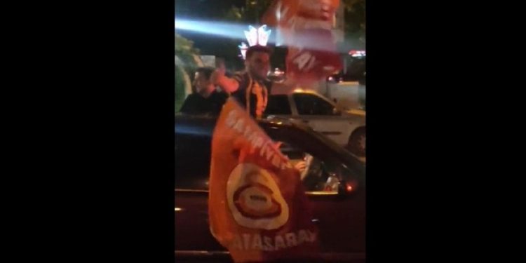 Fenerbahçeli taraftar Galatasaray’ın şampiyonluğunu bu türlü kutladı