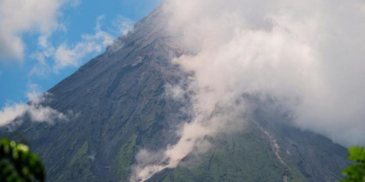 Filipinler’de Mayon Yanardağı’nda volkanik hareketlilik