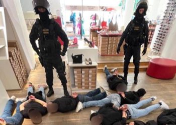 Fiorentina ve West Ham United taraftarları maç öncesi birbirine girdi