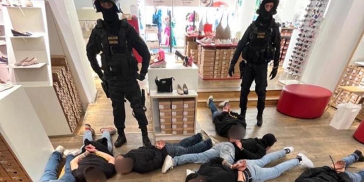 Fiorentina ve West Ham United taraftarları maç öncesi birbirine girdi