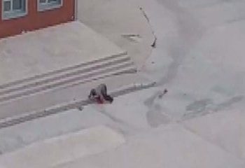 Fırtınada yürüyemeyen adamın imdadına polis yetişti