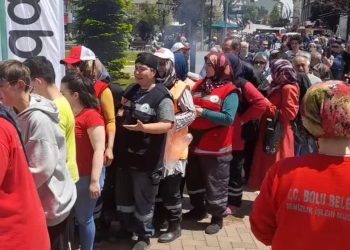Fiyatsız köfte ekmek kuyruğu… Yüzlerce kişi sıraya girdi, kuyruğun ucu bucağı gözükmedi