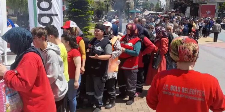 Fiyatsız köfte ekmek kuyruğu… Yüzlerce kişi sıraya girdi, kuyruğun ucu bucağı gözükmedi