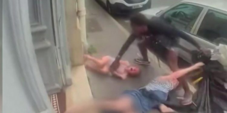 Fransa’yı karıştıran görüntü! Saçlarından sürükledi, torununu kaçırmaya çalıştı