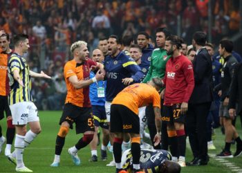 Galatasaray-Fenerbahçe derbisinde gerginlik! Valencia yerde kaldı, saha karıştı