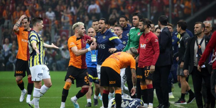 Galatasaray-Fenerbahçe derbisinde gerginlik! Valencia yerde kaldı, saha karıştı