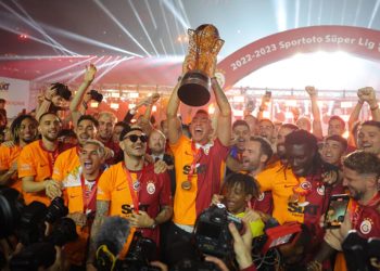 Galatasaray, Nef Stadı’nda kupayı kaldırdı! Şampiyonluk kutlamasında büyük coşku, ünlü isimler ve oyuncular…