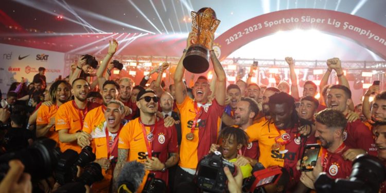 Galatasaray, Nef Stadı’nda kupayı kaldırdı! Şampiyonluk kutlamasında büyük coşku, ünlü isimler ve oyuncular…
