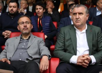 Gençlik ve Spor Bakanı Osman Aşkın Bak, derbiyi takip etti