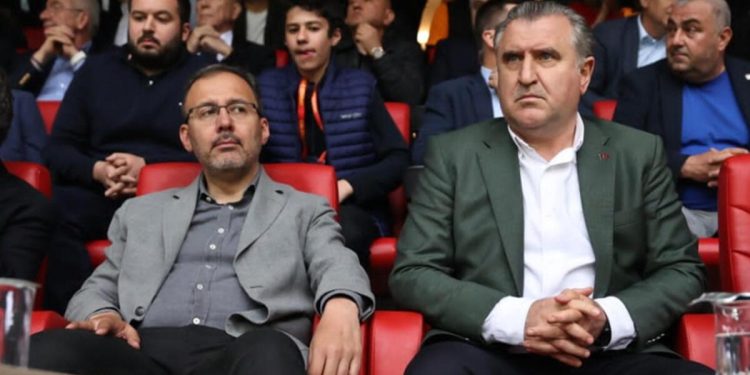 Gençlik ve Spor Bakanı Osman Aşkın Bak, derbiyi takip etti