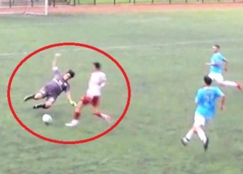 Golü önlemek isteyen kaleci, rakip forvetin ayağını kırdı