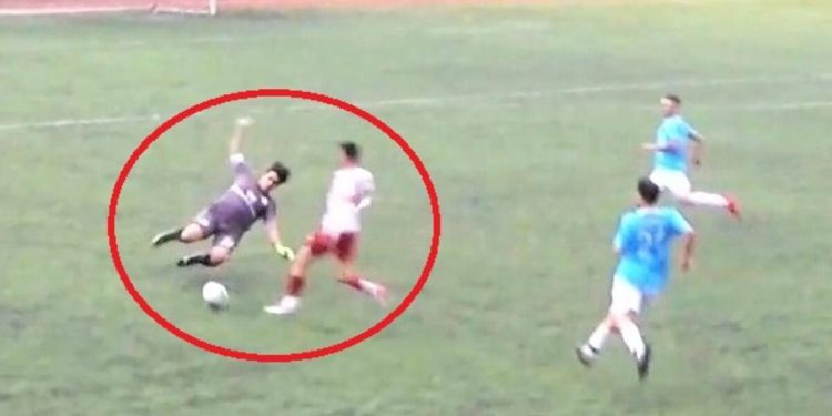 Golü önlemek isteyen kaleci, rakip forvetin ayağını kırdı