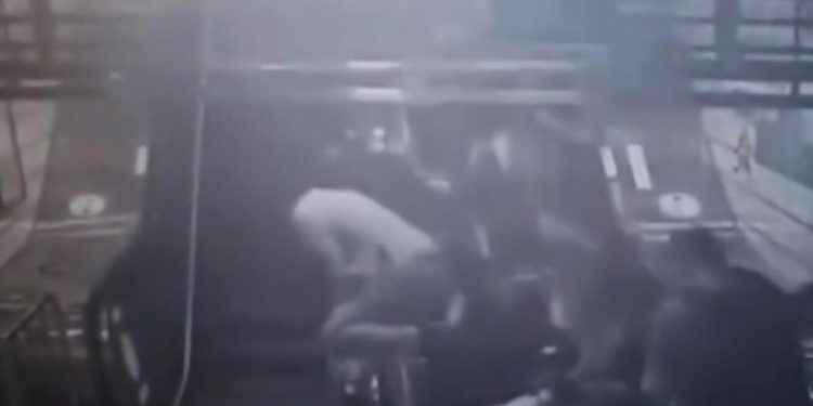 Güney Kore’de yürüyen merdiven aksi istikamete hareket etti: 14 yaralı