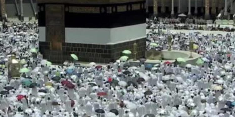 Hacı adayları bayram öncesi son cuma namazını Kabe’de kıldı