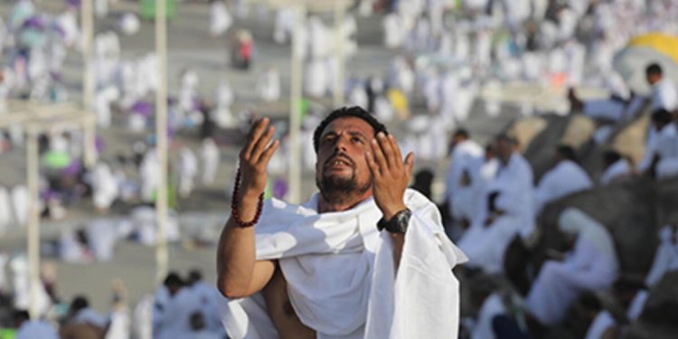 Hacılar Mina’da şeytan taşladı