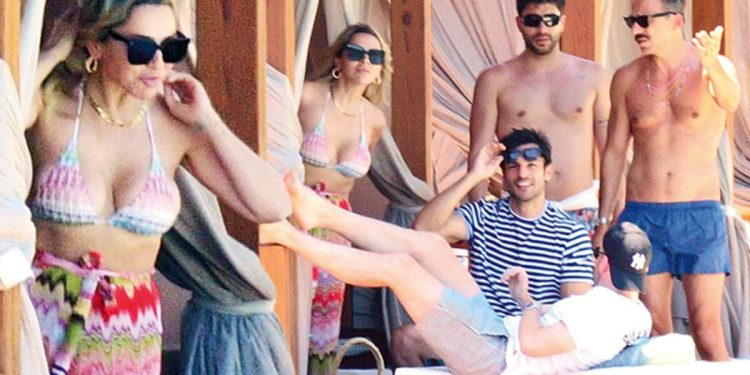 Hadise Bodrum’da: Paparazzi var mı?