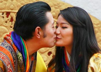 Halkın karşısında karısının elini tutup yanağına öpücük bile konduruyordu: O ülkeye yeni bebek geliyor!