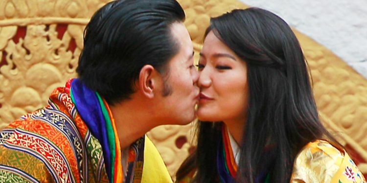 Halkın karşısında karısının elini tutup yanağına öpücük bile konduruyordu: O ülkeye yeni bebek geliyor!