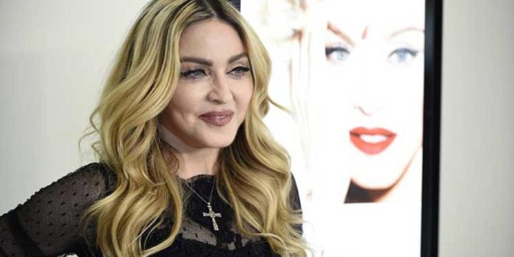 Hastaneye kaldırılan Madonna’nın dünya turnesi ertelendi