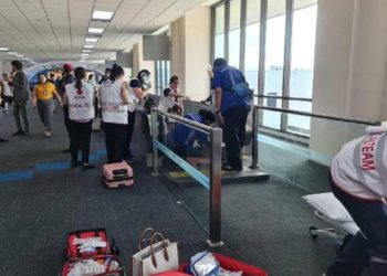 Havalimanında bir yolcunun yürüyen banta sıkışan bacağı, kesilerek kurtarıldı