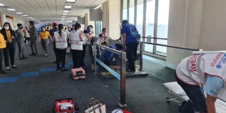 Havalimanında bir yolcunun yürüyen banta sıkışan bacağı, kesilerek kurtarıldı